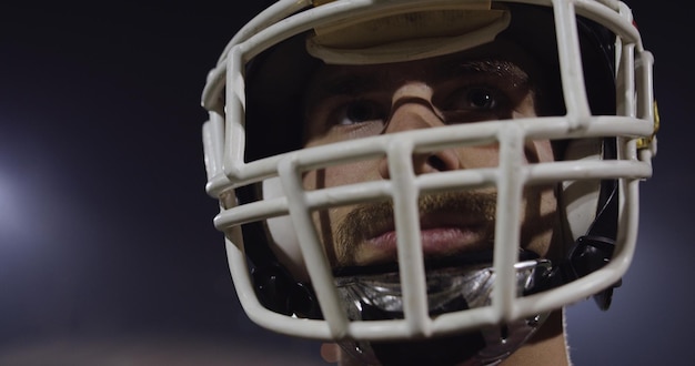 Close-up portret van jonge mannelijke american football-speler