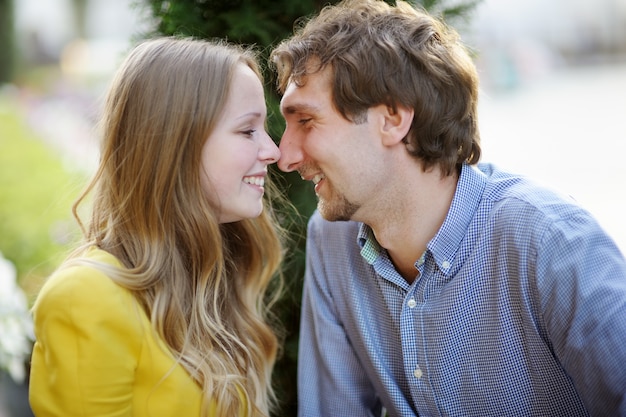 Close-up portret van jonge romantische paar