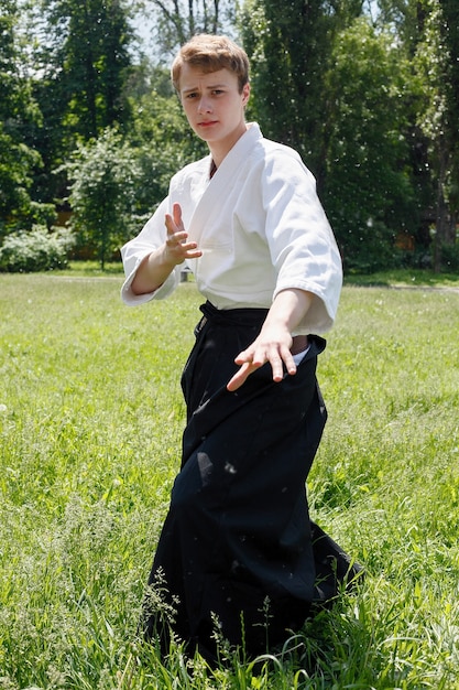 Close-up portret van jonge Taekwondo man oefening in het natuurpark