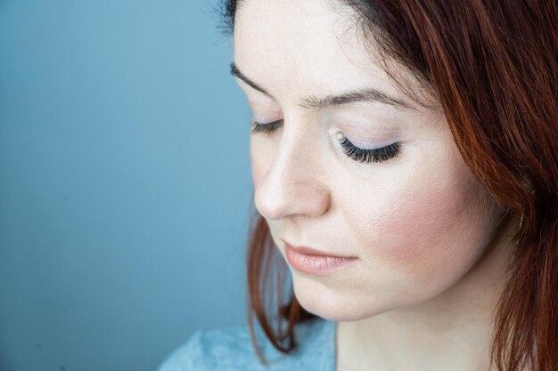 Foto close-up portret van jonge vrouw die wegkijkt