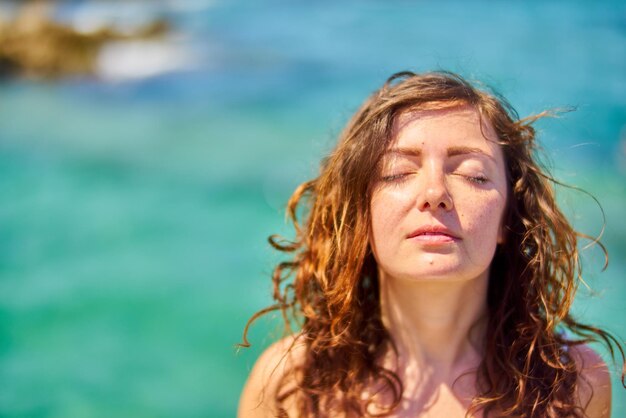 Foto close-up portret van jonge vrouw met gesloten ogen