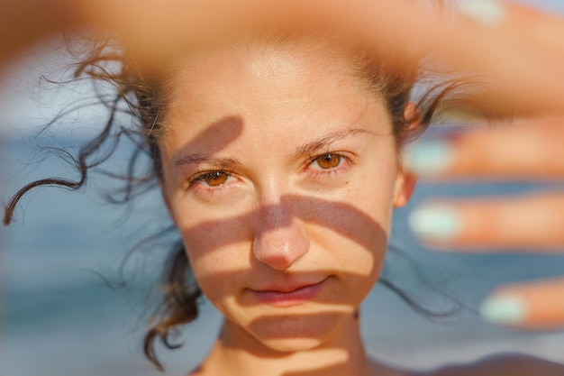 Foto close-up portret van jonge vrouw met hand over gezicht