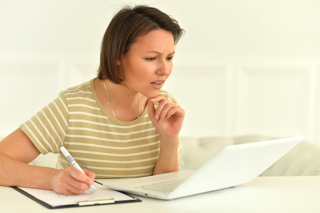 Close-up portret van jonge vrouw met laptop op kantoor