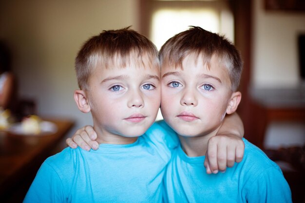 Foto close-up portret van jongens thuis