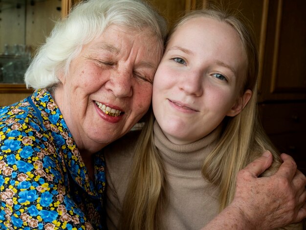 Foto close-up portret van kleindochter en grootmoeder thuis