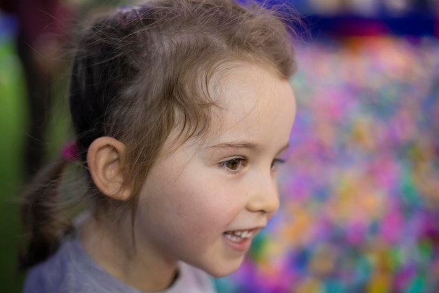 Close-up portret van kleine schattige peuter meisje spelen in kinderen playcenter