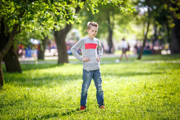 Close-up portret van knappe jongen tiener in groene achtergrond