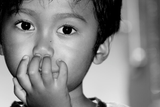 Close-up portret van leuke jongen thuis