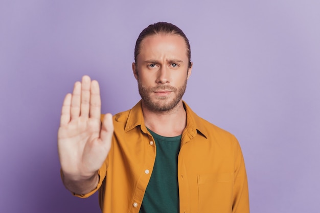 Close-up portret van man met baard hand show stop signaal