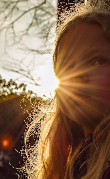 Foto close-up portret van meisje met zonnestralen