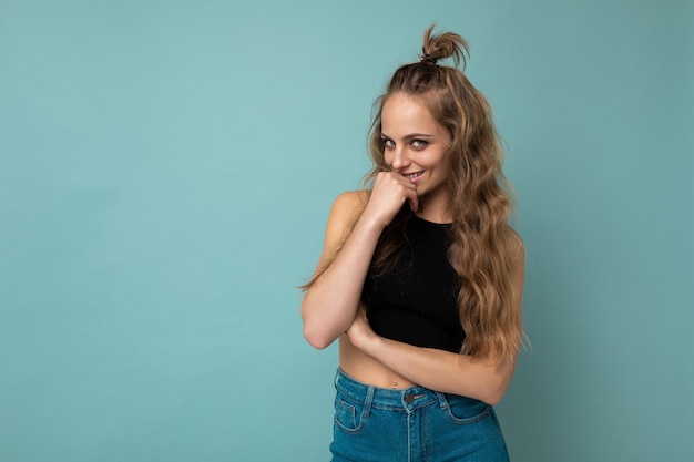 Close-up portret van mooi ogende aantrekkelijke mooie lieve mooie schattige innemende prachtige vrolijke vrolijke golvende blonde vrouw geïsoleerd op pastel kleur achtergrond dragen van stijlvolle kleding