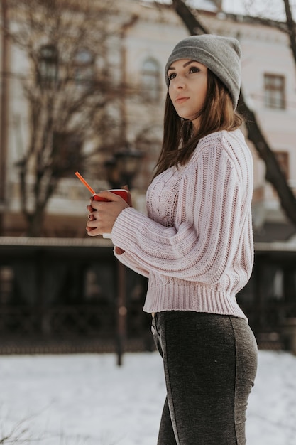 Close-up portret van mooie aantrekkelijke vrouw waait sneeuw uit haar handen