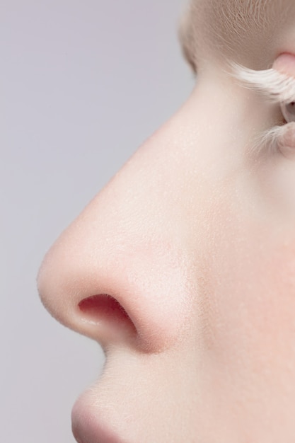 Close-up portret van mooie albino vrouw geïsoleerd op studio background