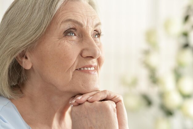 Close-up portret van mooie oude vrouw poseren thuis