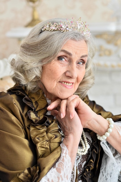 Foto close-up portret van mooie senior vrouw queen