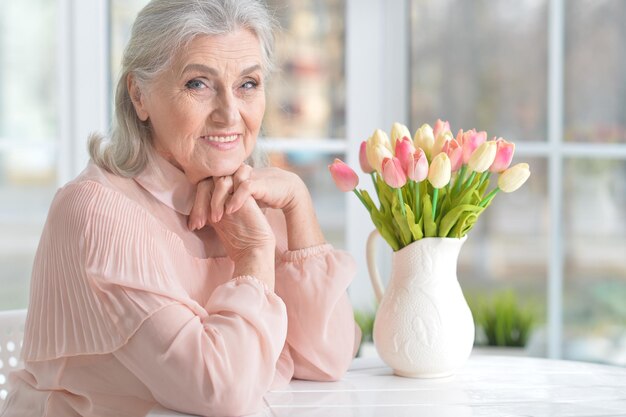 Close-up portret van mooie senior woman