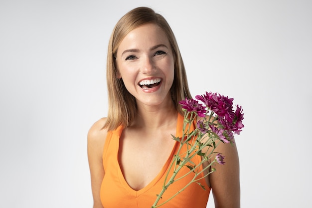 Foto close-up portret van mooie vrouw met bloemen