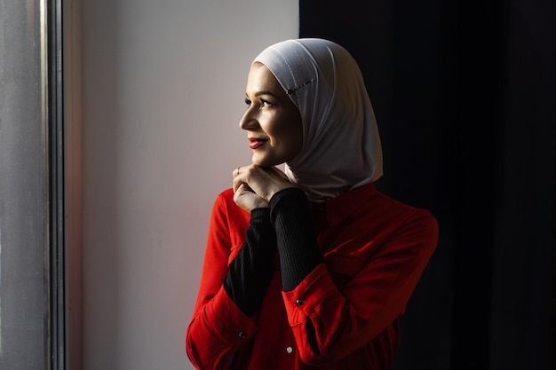Close-up portret van moslim vrouw weared in traditionele islamitische sjaal. islam religie.