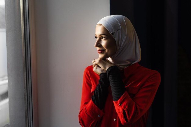 Close-up portret van moslim vrouw weared in traditionele islamitische sjaal. islam religie.