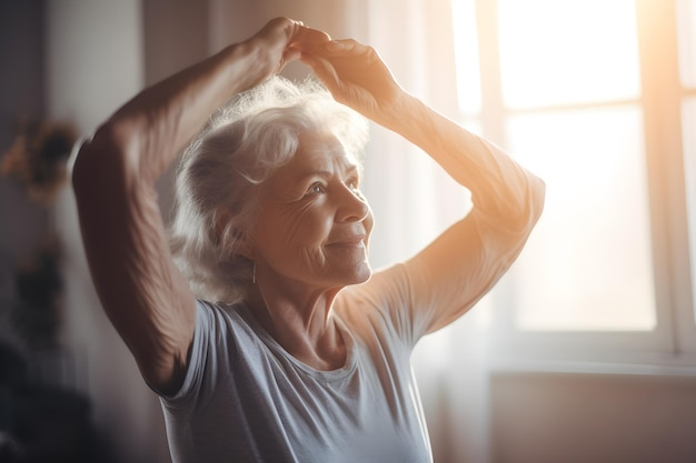 Close-up portret van oudere vrouw die rekoefeningen doet tijdens een rustige yogasessie thuis