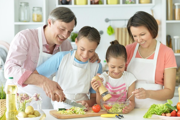 Close-up portret van schattige familie koken