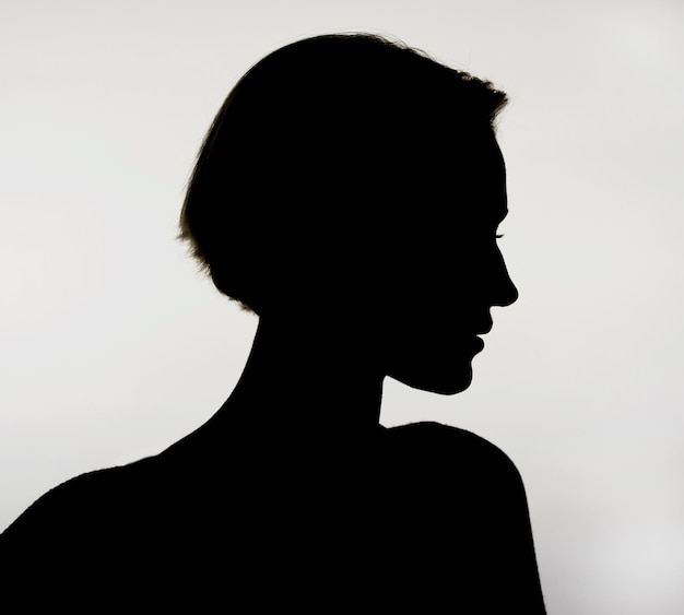Close-up portret van silhouet man tegen witte achtergrond.
