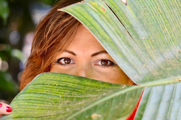 Close-up portret van vrouw door blad