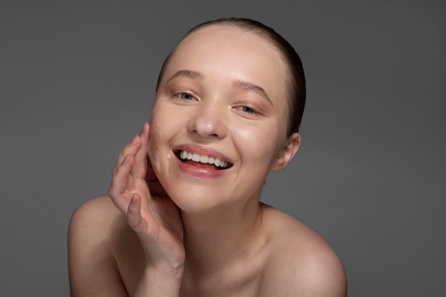 Foto close-up portret van vrouw met gehydrateerde huid