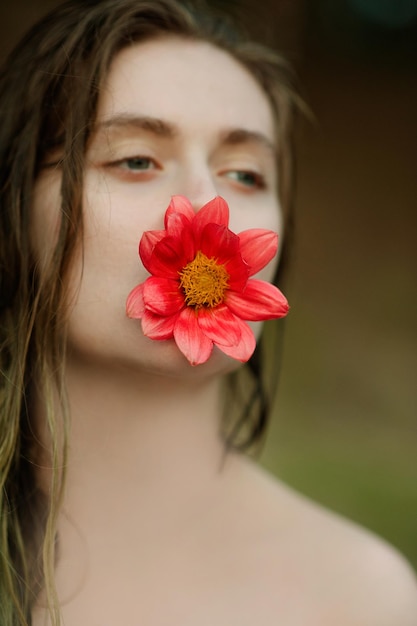 Close-up portret van vrouw met rode bloem