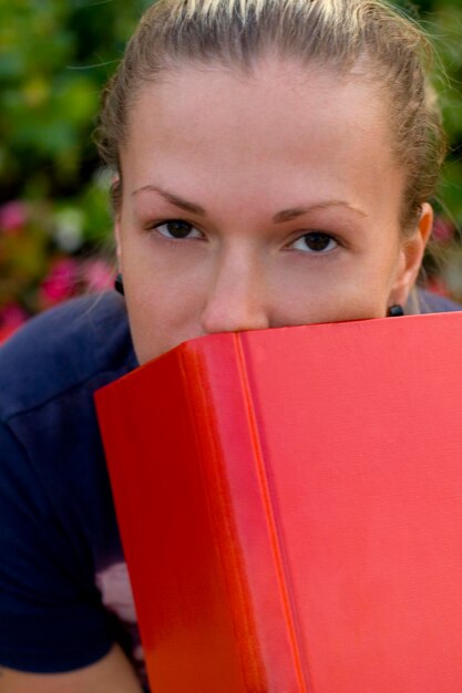 Foto close-up portret van vrouw met rode ogen gesloten