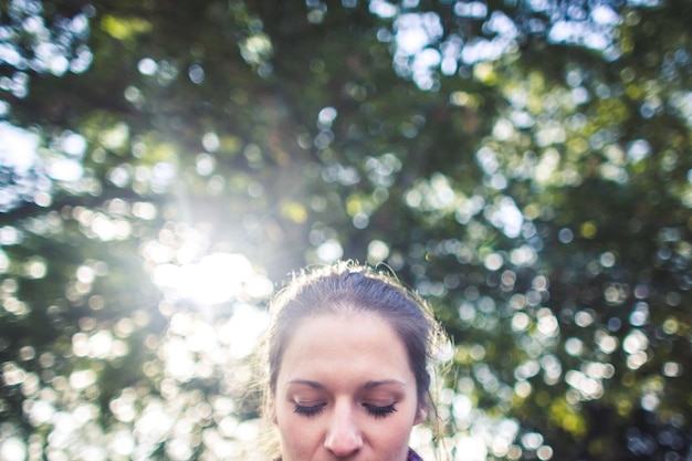 Foto close-up portret van vrouw tegen bomen