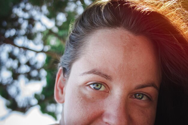 Foto close-up portret van vrouw tegen een boom