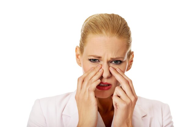 Foto close-up portret van zakenvrouw met verkoudheid en griep op witte achtergrond