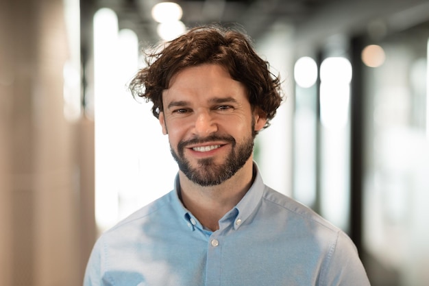 Close-up portret van zelfverzekerde zakenman die zich voordeed terwijl hij naar de camera kijkt