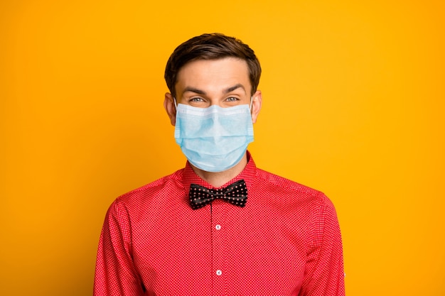 Close-up portret van zijn hij aantrekkelijke kerel dragen gaas masker biohazard gevaar menselijke longen viraal syndroom griep hygiëne geïsoleerd heldere levendige gele kleur achtergrond