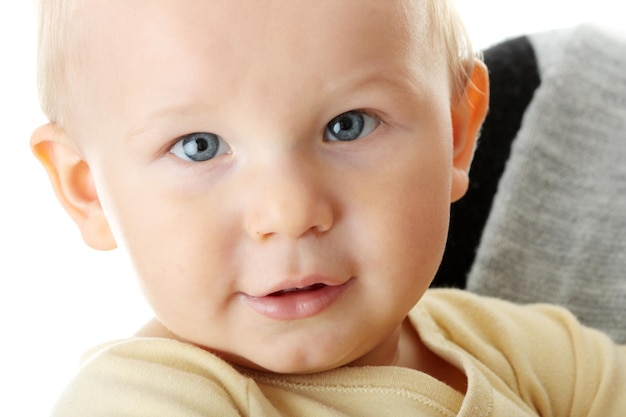 Close-up portret van zoon met moeder op witte achtergrond
