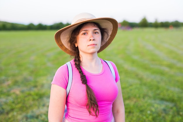 Close-up portret vrouw met sproeten in de zomer natuur
