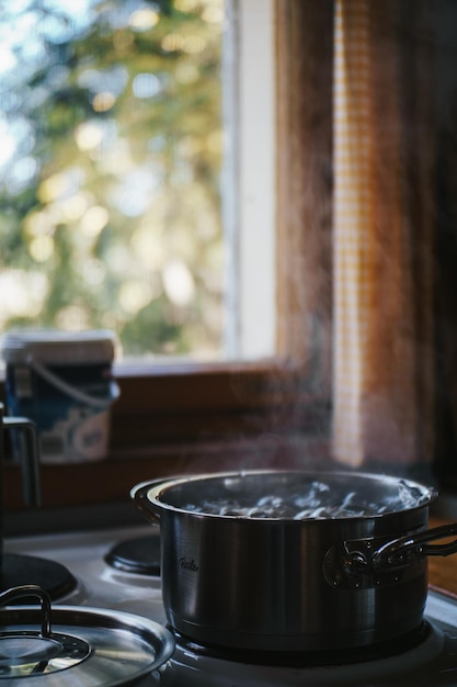 Photo close-up of potatoes boiling in saucepan on stove