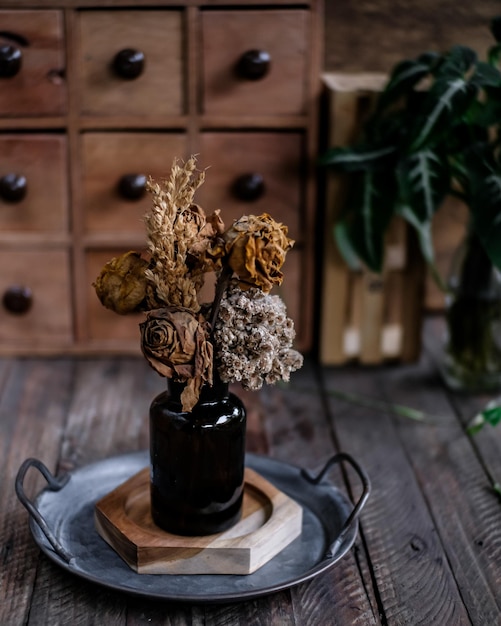 Photo close-up of potted dried flowers on table