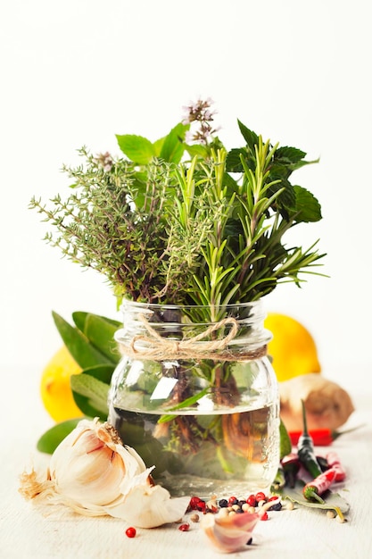 Foto prossimo piano di una pianta in vaso su un tavolo