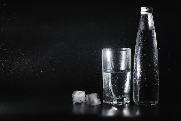 Primo piano versando acqua fresca purificata dalla bottiglia sul tavolo in soggiorno