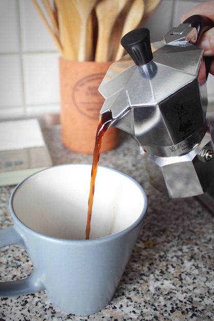 Photo close-up of pouring tea in cup