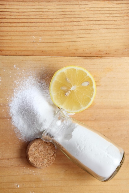 Foto close-up di zucchero in polvere con fette di limone sul tavolo