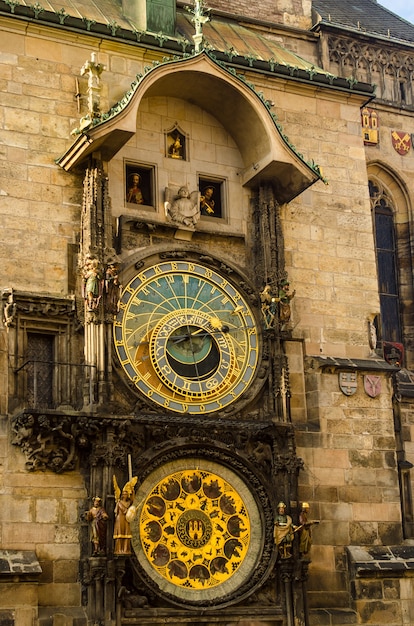 中世のチェコの首都の中心に干支のある、orlojと呼ばれるプラハの古代の有名な天文時計のクローズアップ