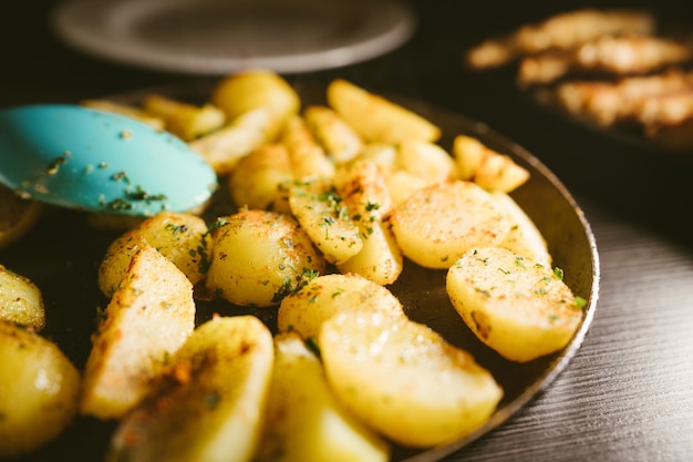 Photo close-up of prepared potatoes served in plate on table