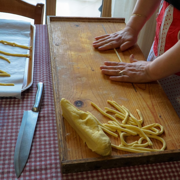 Foto prossimo piano della preparazione del cibo sul tavolo da taglio