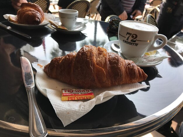 Foto prossimo piano della preparazione del cibo sulla tavola