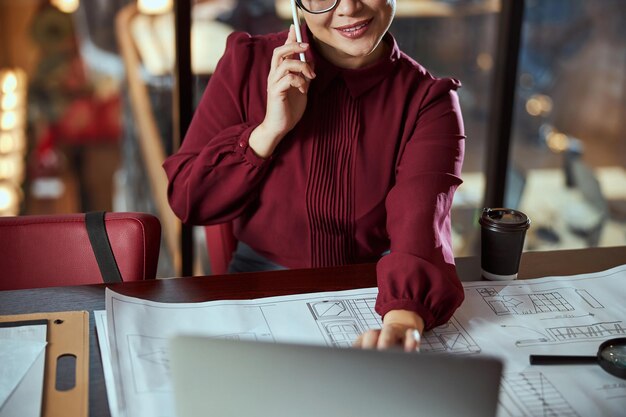 彼女のラップトップを使用してきれいな女性のクローズアップ