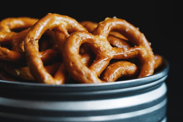 Photo close-up of pretzels against black background