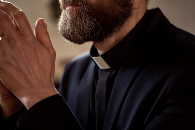 Foto primo piano sul sacerdote che prega